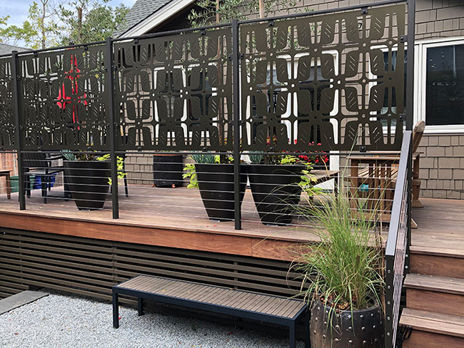 A privacy solution where the garden is visible above and below the built screening.